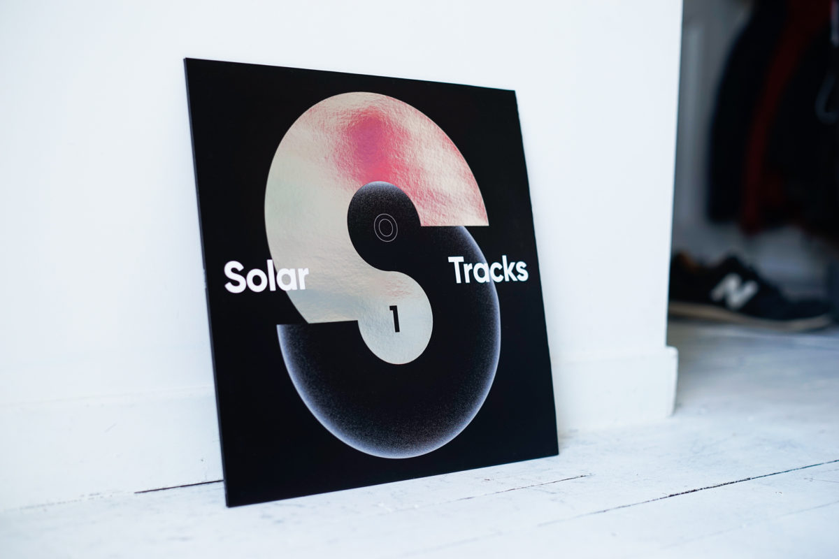 Pour fêter ses 20 ans, SolarSoundSystem, pionnier des systèmes sonores alimentés uniquement par les énergies renouvelables et fondateur de Radio3S, "la première webradio 100% solaire", lance "Solar Tracks # 01", une compilation réunissant 8 artistes de son réseau mondial. Direction artistique & design graphique Christophe Andrusin pommeC pommev