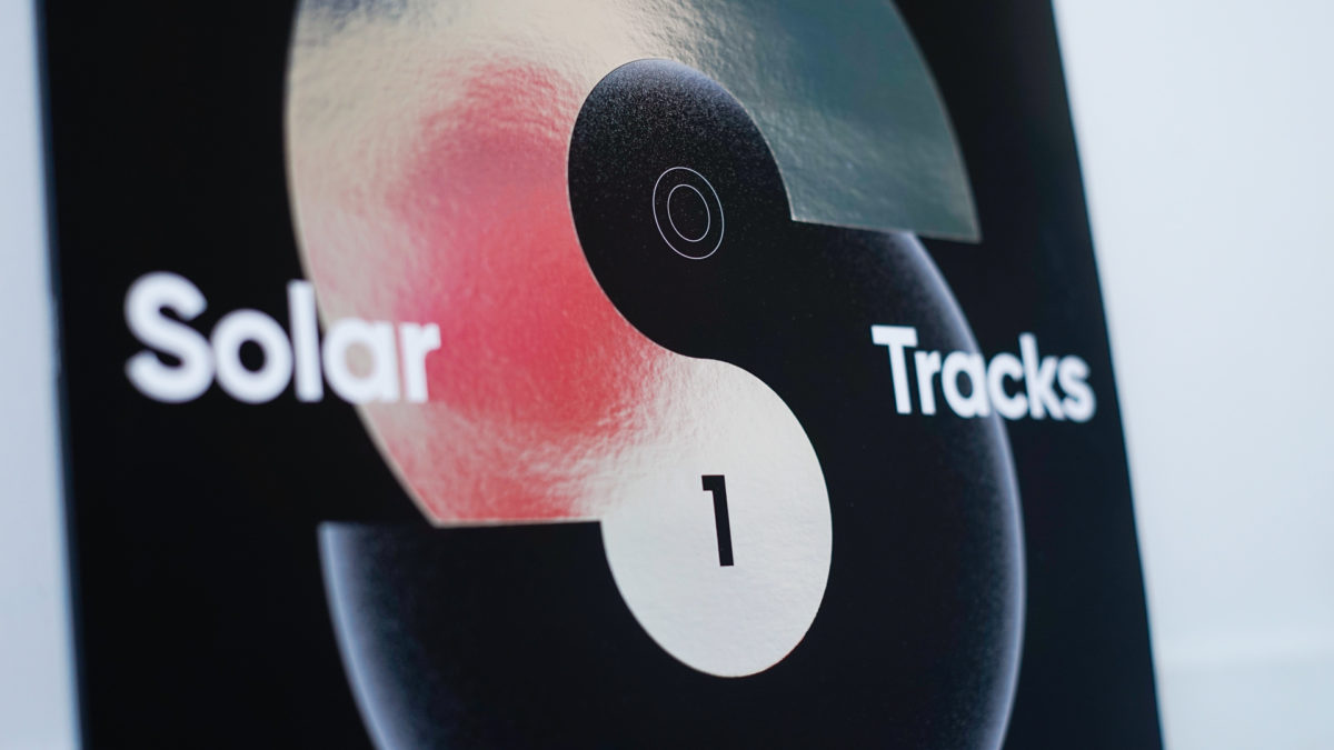 Pour fêter ses 20 ans, SolarSoundSystem, pionnier des systèmes sonores alimentés uniquement par les énergies renouvelables et fondateur de Radio3S, "la première webradio 100% solaire", lance "Solar Tracks # 01", une compilation réunissant 8 artistes de son réseau mondial. Direction artistique & design graphique Christophe Andrusin pommeC pommev