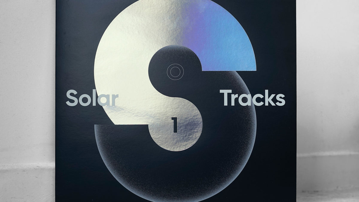 Pour fêter ses 20 ans, SolarSoundSystem, pionnier des systèmes sonores alimentés uniquement par les énergies renouvelables et fondateur de Radio3S, "la première webradio 100% solaire", lance "Solar Tracks # 01", une compilation réunissant 8 artistes de son réseau mondial. Direction artistique & design graphique Christophe Andrusin pommeC pommev