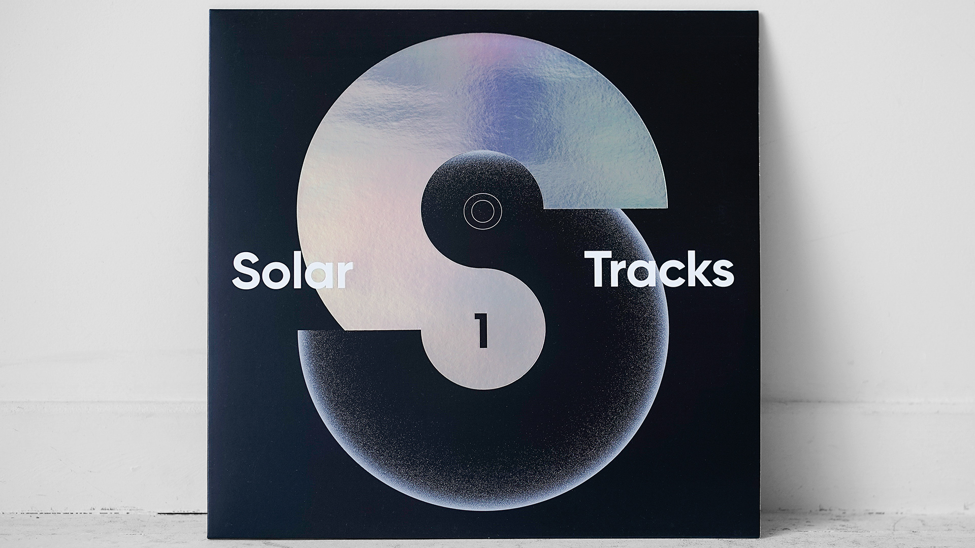 Pour fêter ses 20 ans, SolarSoundSystem, pionnier des systèmes sonores alimentés uniquement par les énergies renouvelables et fondateur de Radio3S, "la première webradio 100% solaire", lance "Solar Tracks # 01", une compilation réunissant 8 artistes de son réseau mondial. Direction artistique & design graphique Christophe Andrusin pommeC pommev