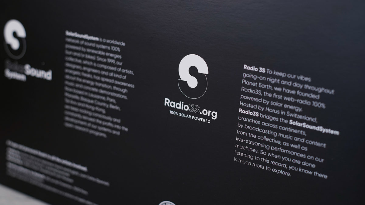 Pour fêter ses 20 ans, SolarSoundSystem, pionnier des systèmes sonores alimentés uniquement par les énergies renouvelables et fondateur de Radio3S, "la première webradio 100% solaire", lance "Solar Tracks # 01", une compilation réunissant 8 artistes de son réseau mondial. Direction artistique & design graphique Christophe Andrusin pommeC pommev