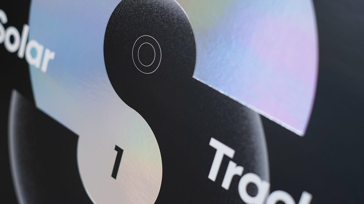 Pour fêter ses 20 ans, SolarSoundSystem, pionnier des systèmes sonores alimentés uniquement par les énergies renouvelables et fondateur de Radio3S, "la première webradio 100% solaire", lance "Solar Tracks # 01", une compilation réunissant 8 artistes de son réseau mondial. Direction artistique & design graphique Christophe Andrusin pommeC pommev