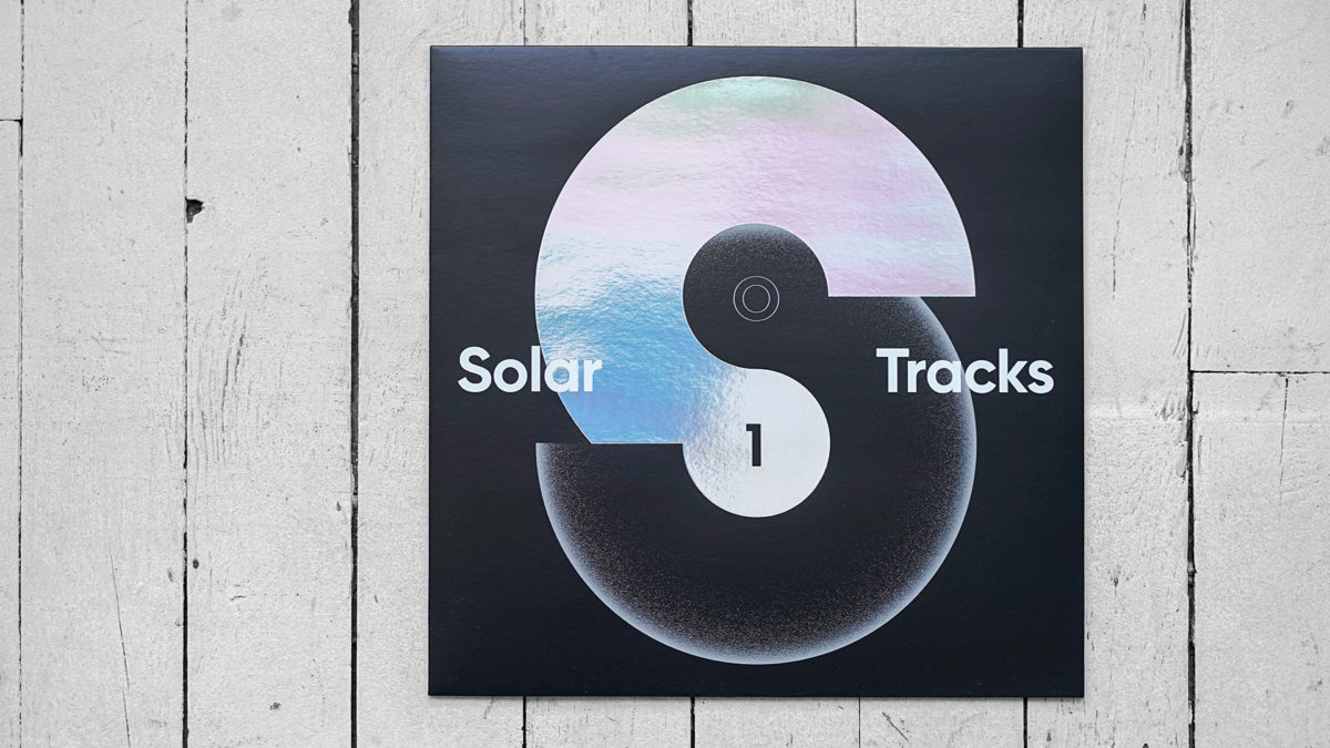 Pour fêter ses 20 ans, SolarSoundSystem, pionnier des systèmes sonores alimentés uniquement par les énergies renouvelables et fondateur de Radio3S, "la première webradio 100% solaire", lance "Solar Tracks # 01", une compilation réunissant 8 artistes de son réseau mondial. Direction artistique & design graphique Christophe Andrusin pommeC pommev