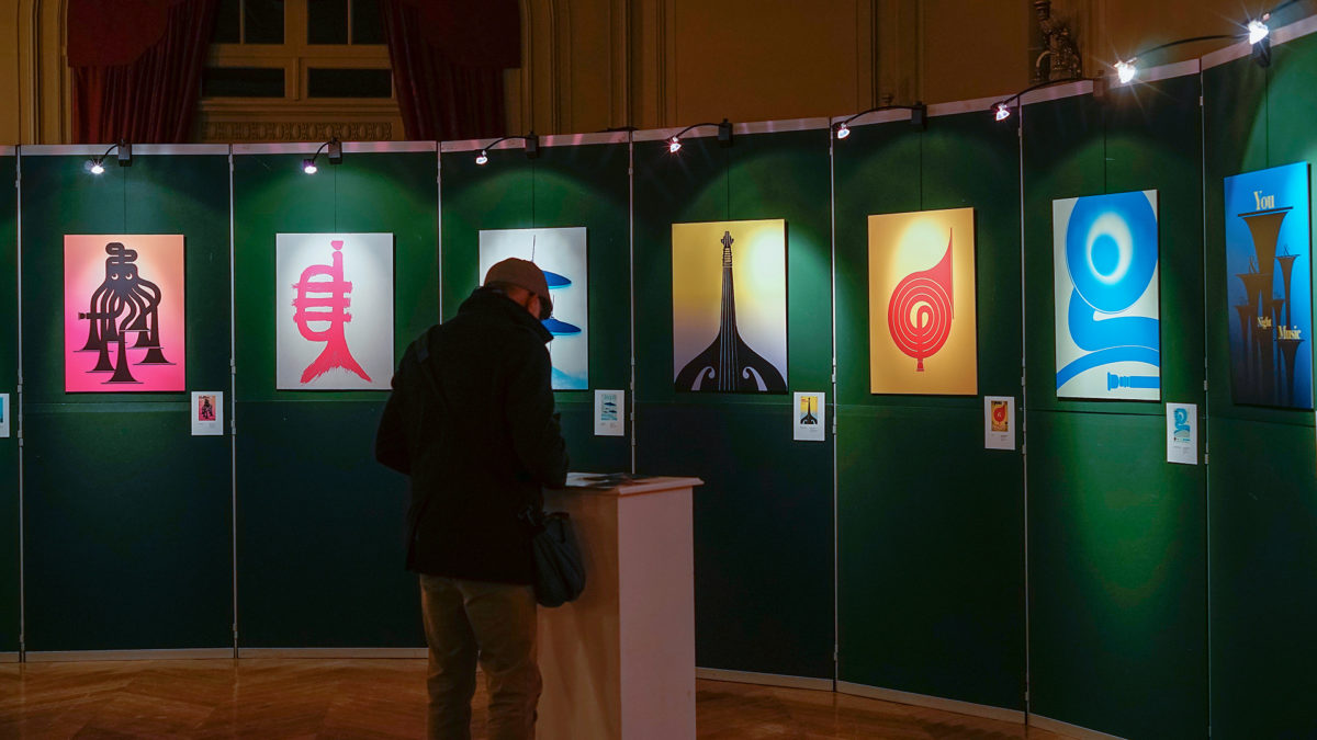 Exposition signes & musique au théâtre de Fontainebleau dans le cadre du festival Jazz au théâtre. Rétrospective de 10 ans de création graphique autour de la musique. Christophe Andrusin nous invite le spectateur à questionner la démarche de création face à la commande de l’univers musical.