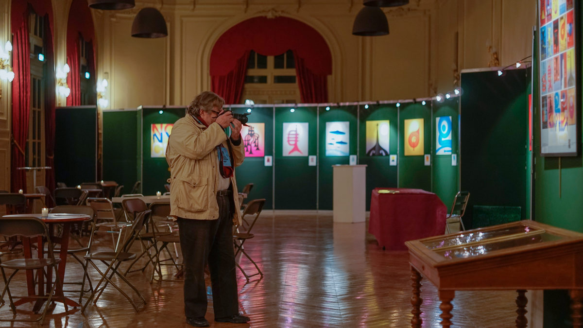 Exposition signes & musique au théâtre de Fontainebleau dans le cadre du festival Jazz au théâtre. Rétrospective de 10 ans de création graphique autour de la musique. Christophe Andrusin nous invite le spectateur à questionner la démarche de création face à la commande de l’univers musical.