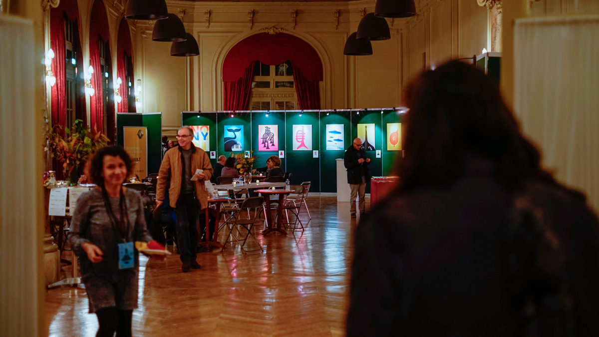 Exposition signes & musique au théâtre de Fontainebleau dans le cadre du festival Jazz au théâtre. Rétrospective de 10 ans de création graphique autour de la musique. Christophe Andrusin nous invite le spectateur à questionner la démarche de création face à la commande de l’univers musical.