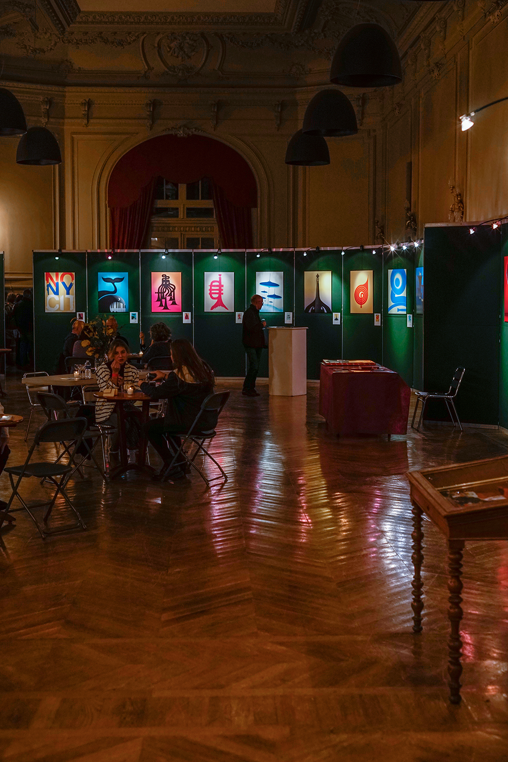 Exposition signes & musique au théâtre de Fontainebleau dans le cadre du festival Jazz au théâtre. Rétrospective de 10 ans de création graphique autour de la musique. Christophe Andrusin nous invite le spectateur à questionner la démarche de création face à la commande de l’univers musical.