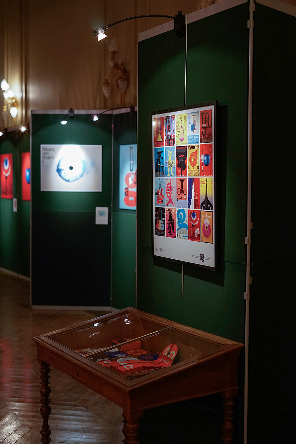 Exposition signes & musique au théâtre de Fontainebleau dans le cadre du festival Jazz au théâtre. Rétrospective de 10 ans de création graphique autour de la musique. Christophe Andrusin nous invite le spectateur à questionner la démarche de création face à la commande de l’univers musical.