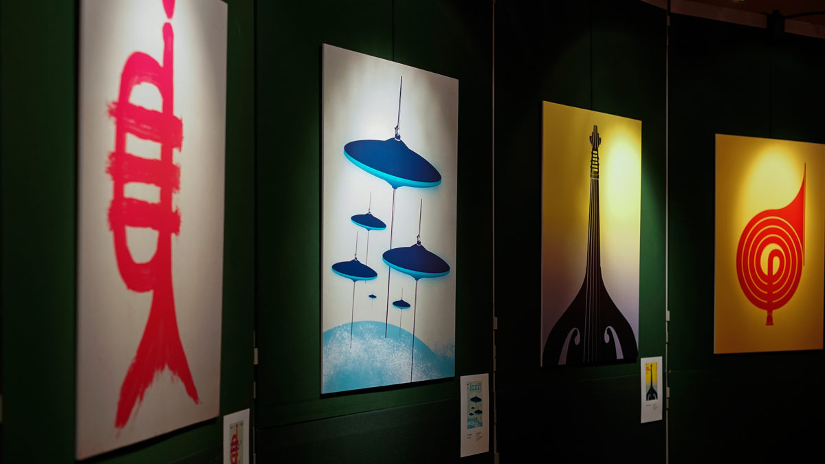 Exposition signes & musique au théâtre de Fontainebleau dans le cadre du festival Jazz au théâtre. Rétrospective de 10 ans de création graphique autour de la musique. Christophe Andrusin nous invite le spectateur à questionner la démarche de création face à la commande de l’univers musical.