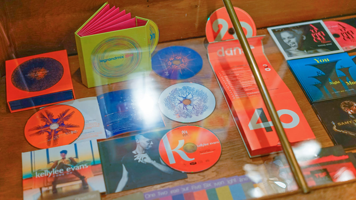 Exposition signes & musique au théâtre de Fontainebleau dans le cadre du festival Jazz au théâtre. Rétrospective de 10 ans de création graphique autour de la musique. Christophe Andrusin nous invite le spectateur à questionner la démarche de création face à la commande de l’univers musical.